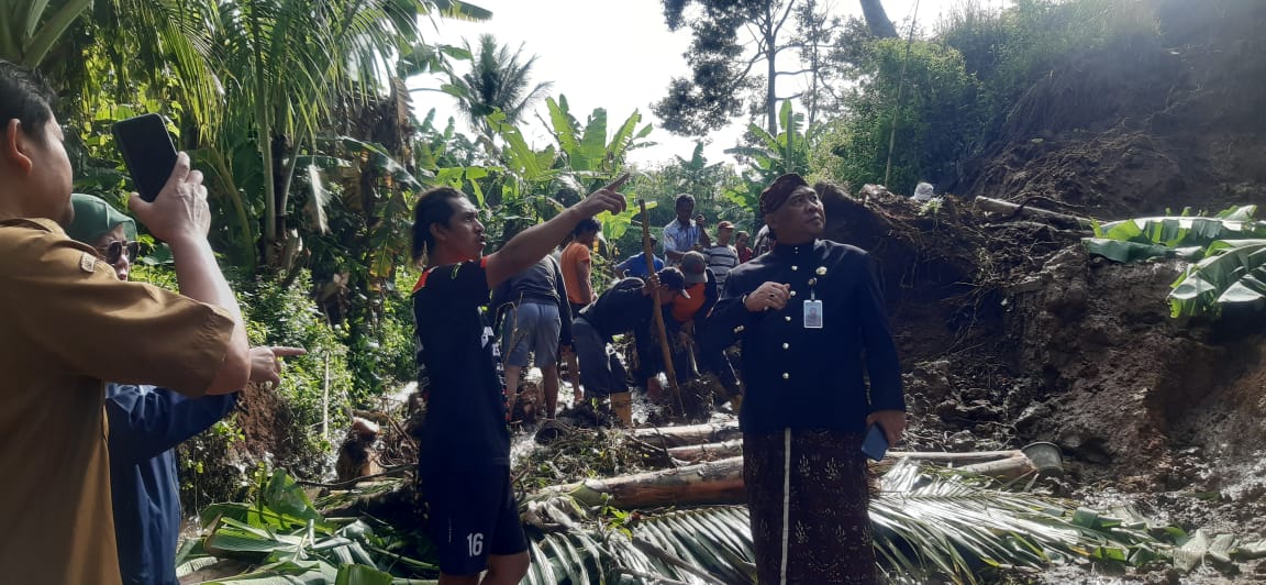 tanah-longsor-menutupi-akses-jalan-desa-pecekelan-dan-glagah