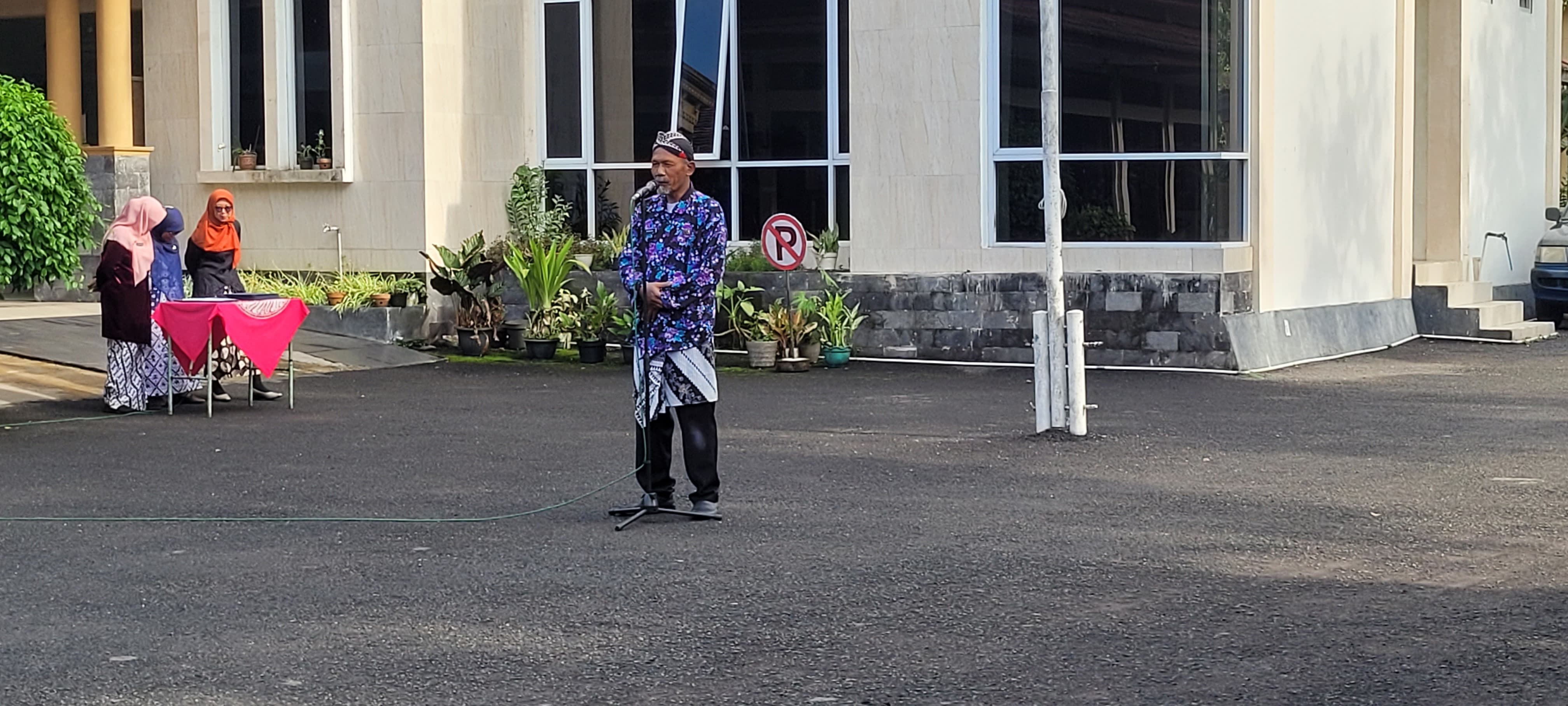 apel-senin-pagi-sekaligus-perpisahan-sekretaris-lurah-sapuran
