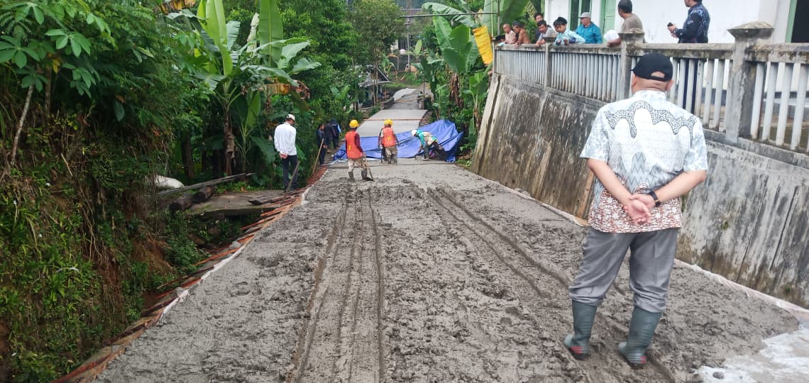 betonisasi-jalan-dusun-kalilusi-kliwonsn-desa-pecekelan-menuju-desa-karangsari